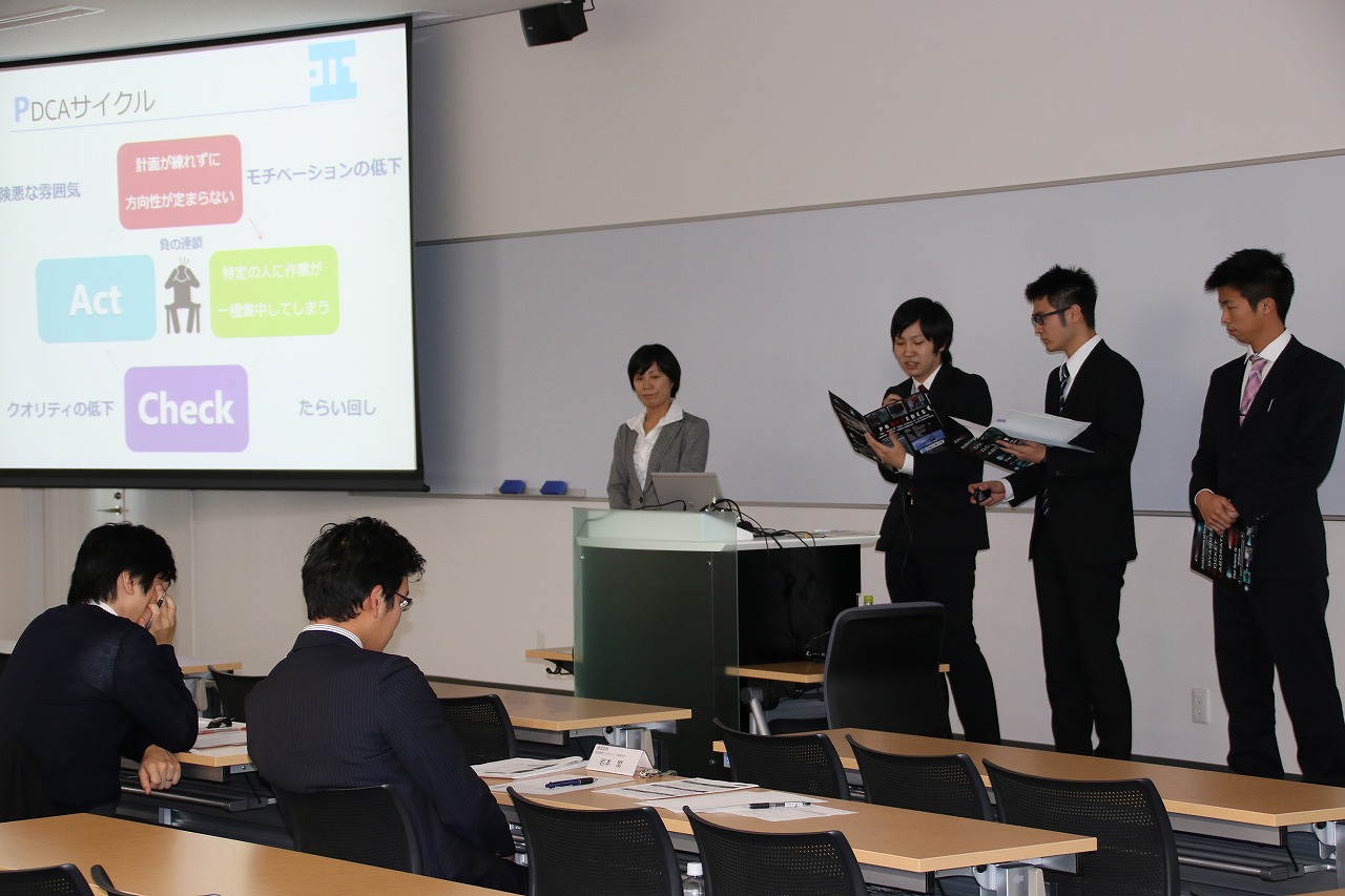 チームマネジメントについて発表する知的財産学部チーム（左から高田准教授、久保田さん、梶さん、梶原さん）