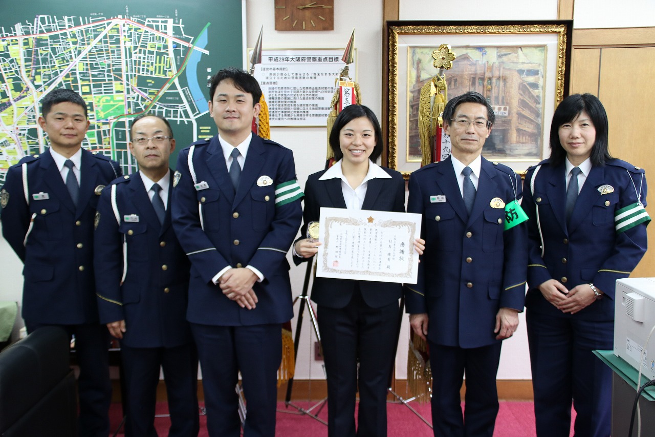 曽根崎警察署関係者と羽鳥さん（中央右）