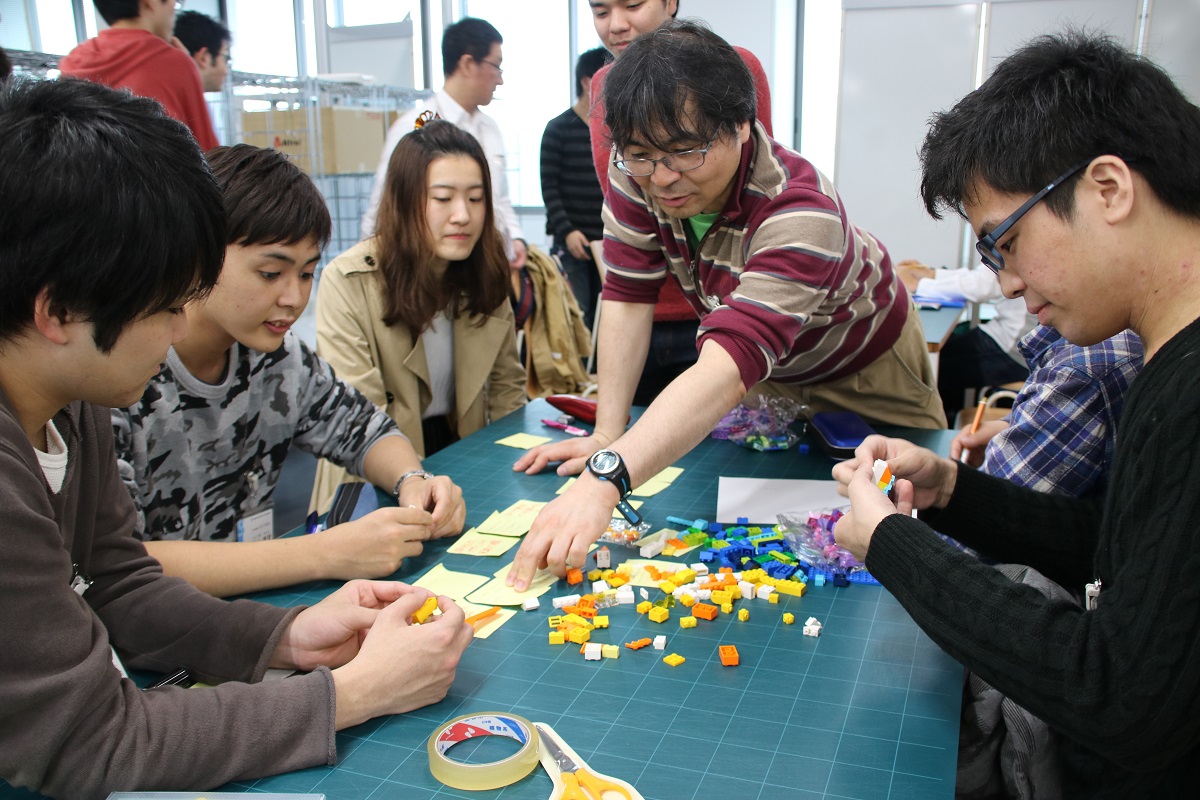 レゴブロックや段ボールなどを使ったグループワーク(システムデザイン工学科)