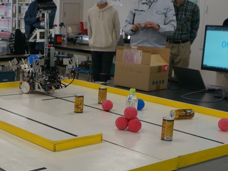 本学のロボットがボールを把持しているところ