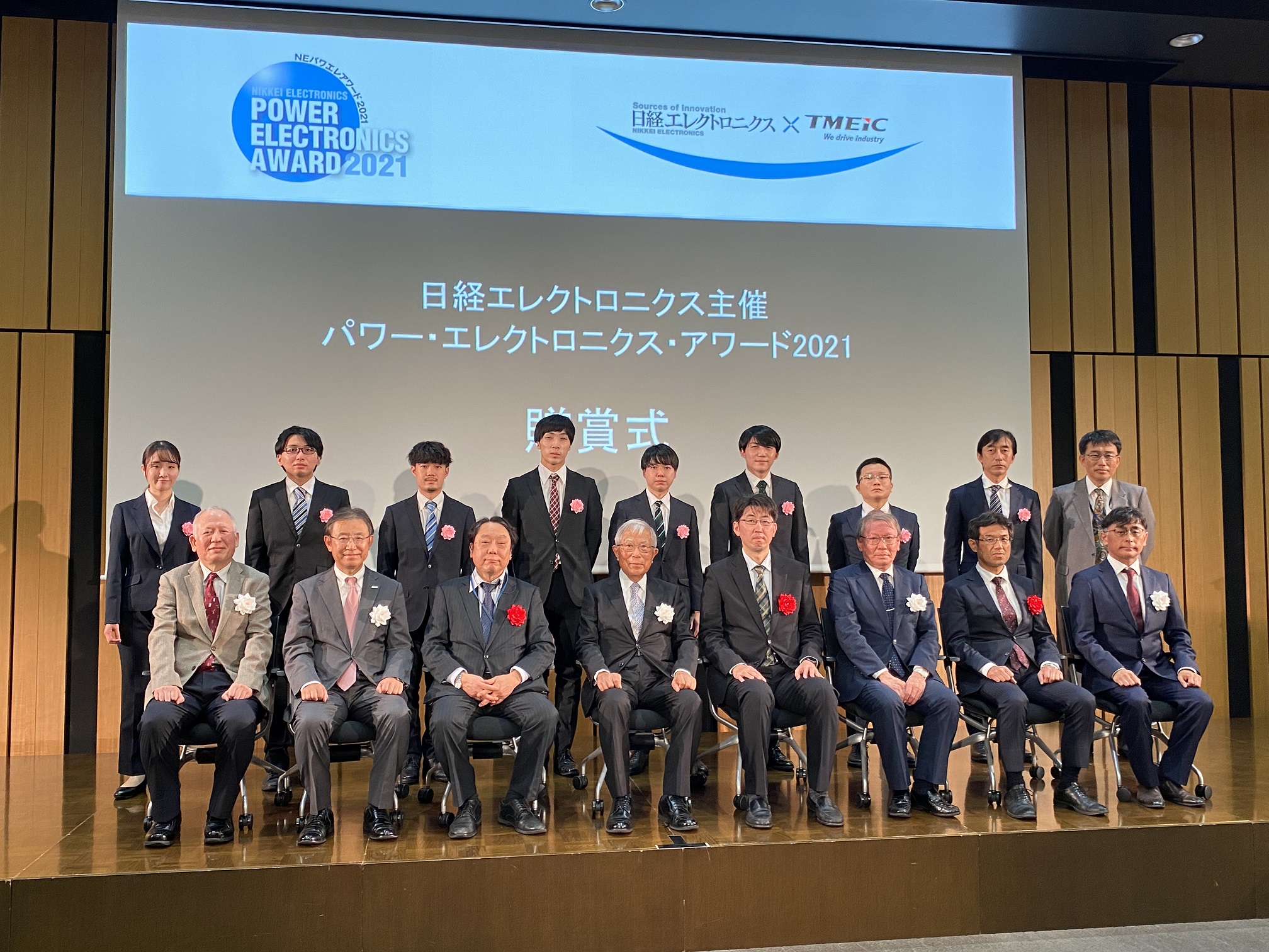 後列左から友安さん、石井さん、中本さん、 廣岡さん、見學さん、中野さん。前列左から3人目：大森特任教授