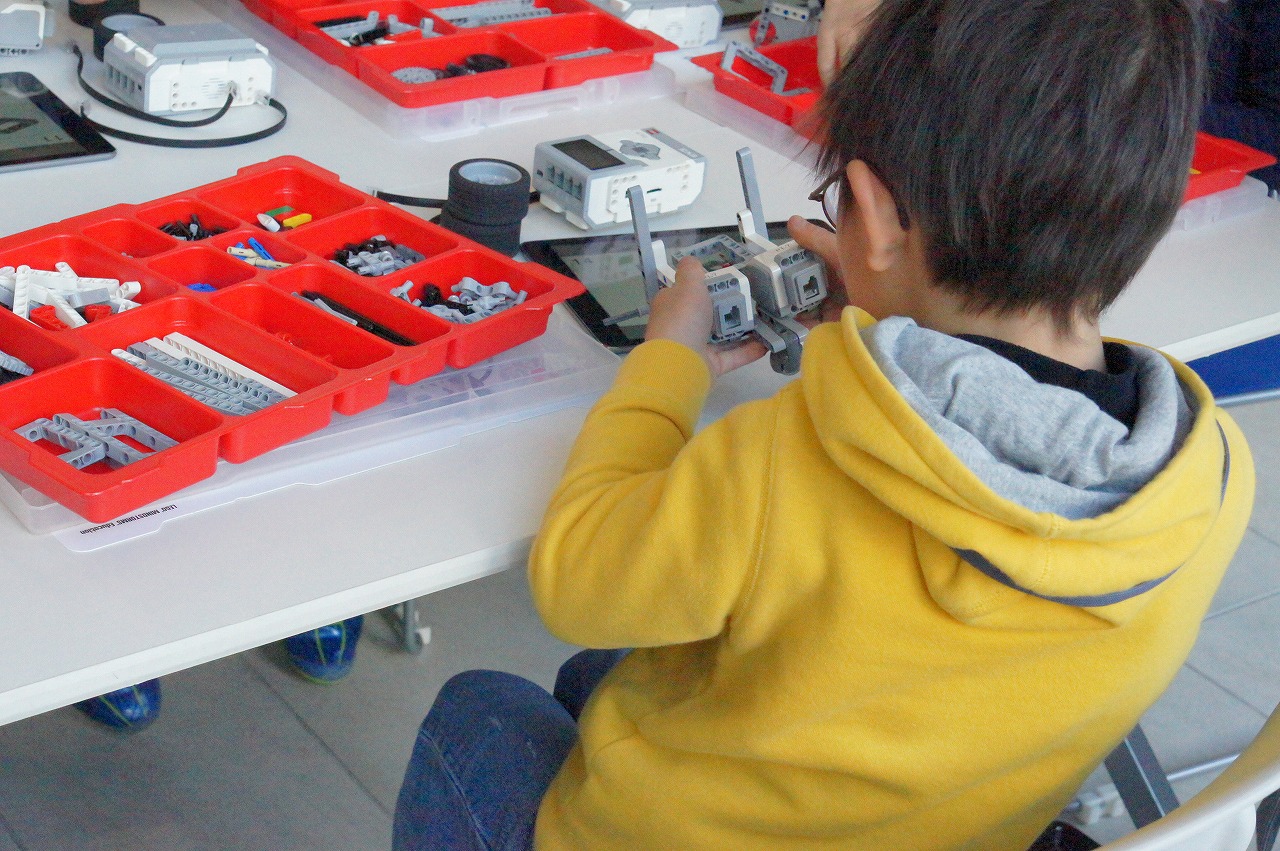 ロボットプログラミング体験でレゴカーを製作