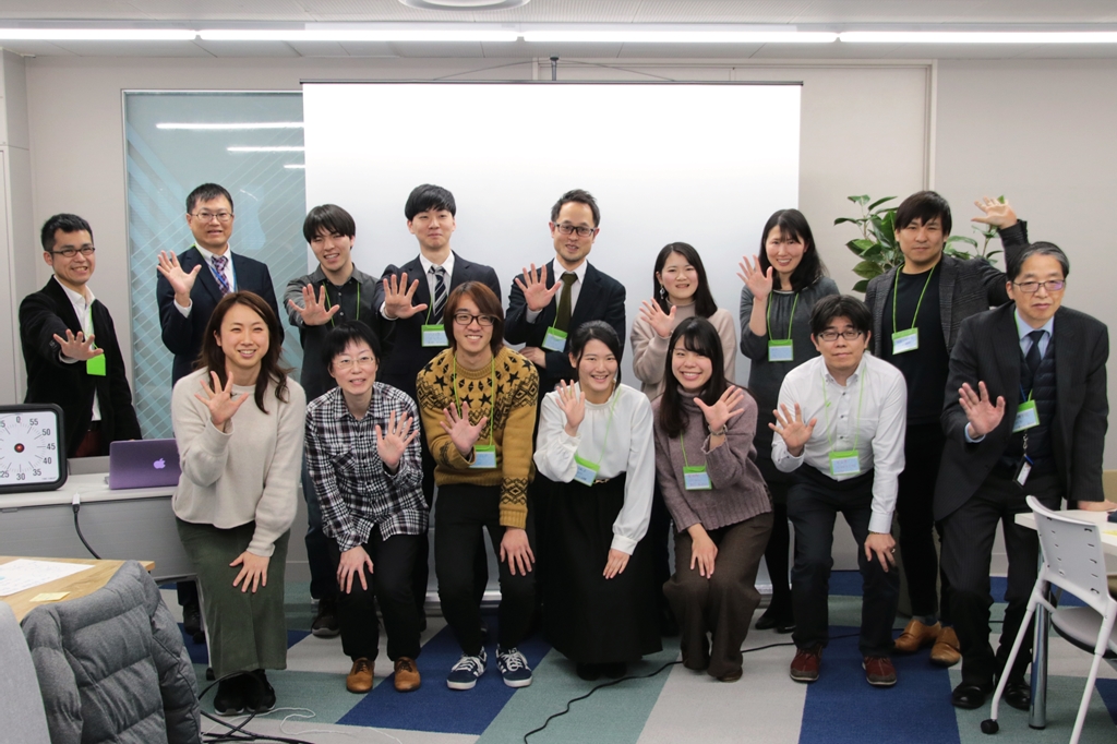 ワークショップに参加した本学学生らと阪急阪神HDの社員ら