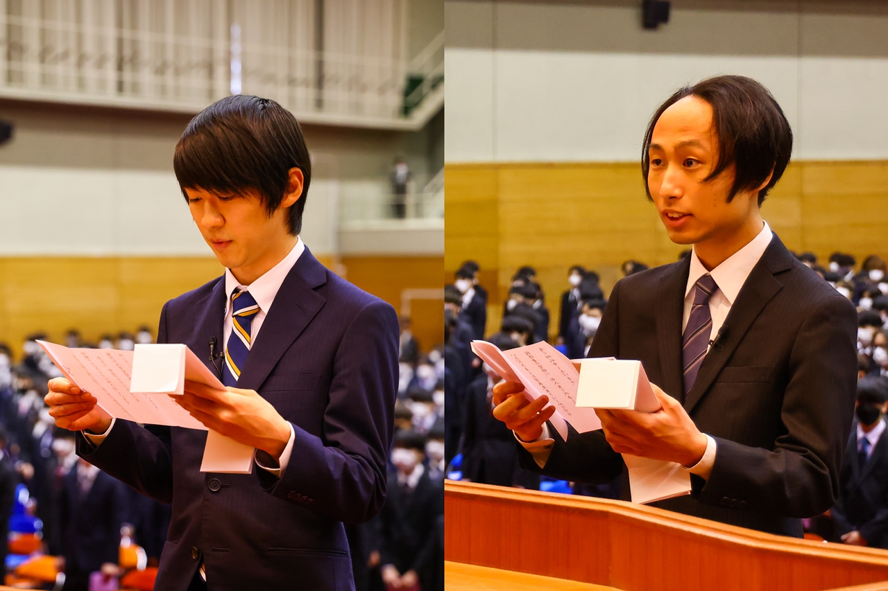  宣誓する新入生（左から高橋さん、南井さん）