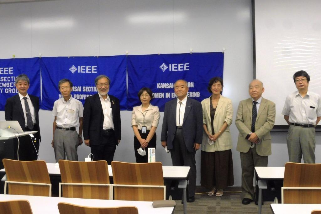 IEEE Past President 福田先生（左から3人目） 本学園理事 前田先生（左から5人目） IEEE Kansai EA Chair/ 情報科学部 非常勤講師 田邊先生（右から2人目） R科 上田学科長（左から4人目）