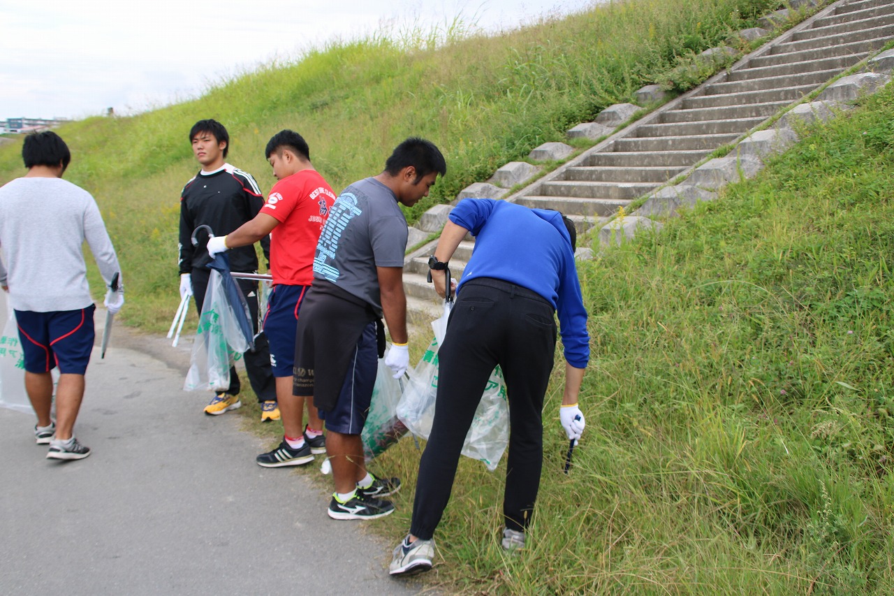 普段、課外活動で利用している河川敷を清掃するクラブ生たち