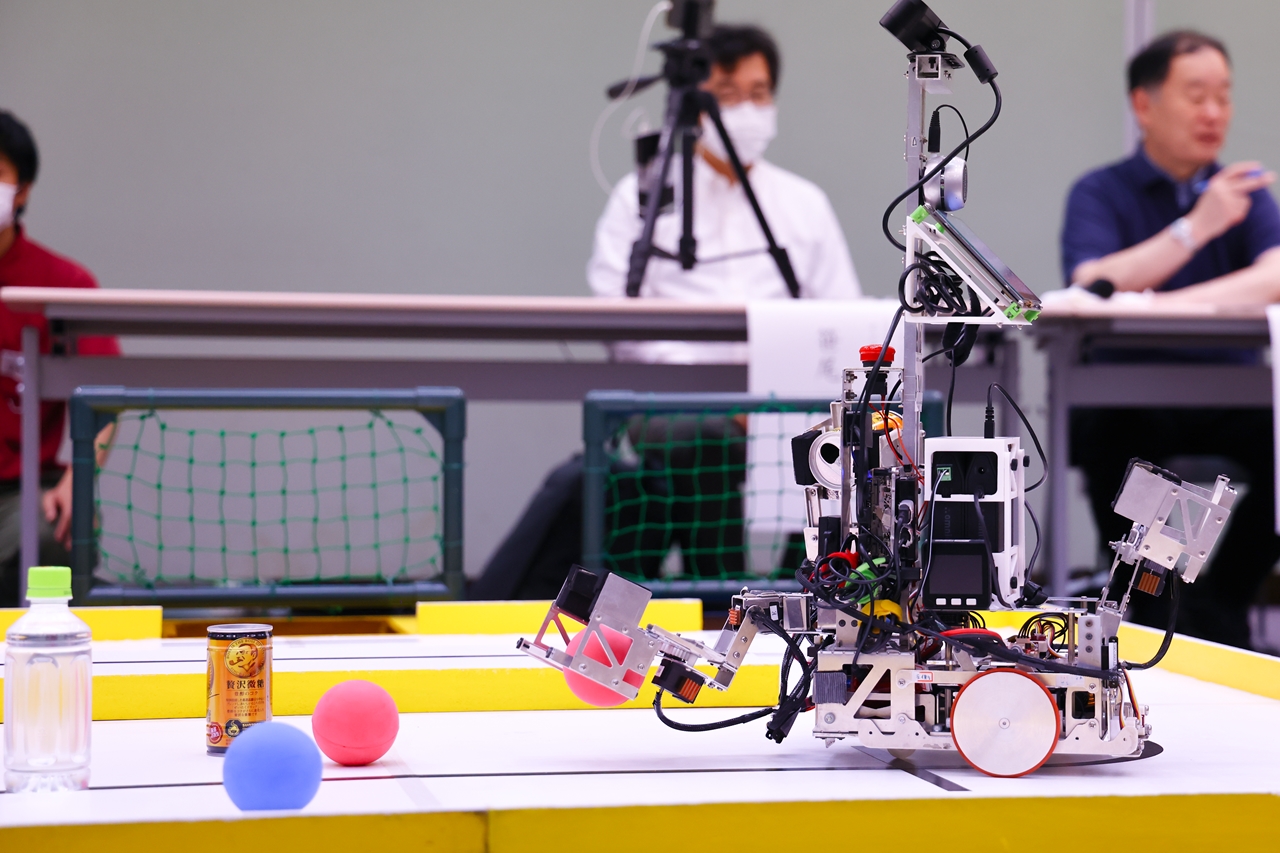 赤ボールを正確に把持する本学のロボット
