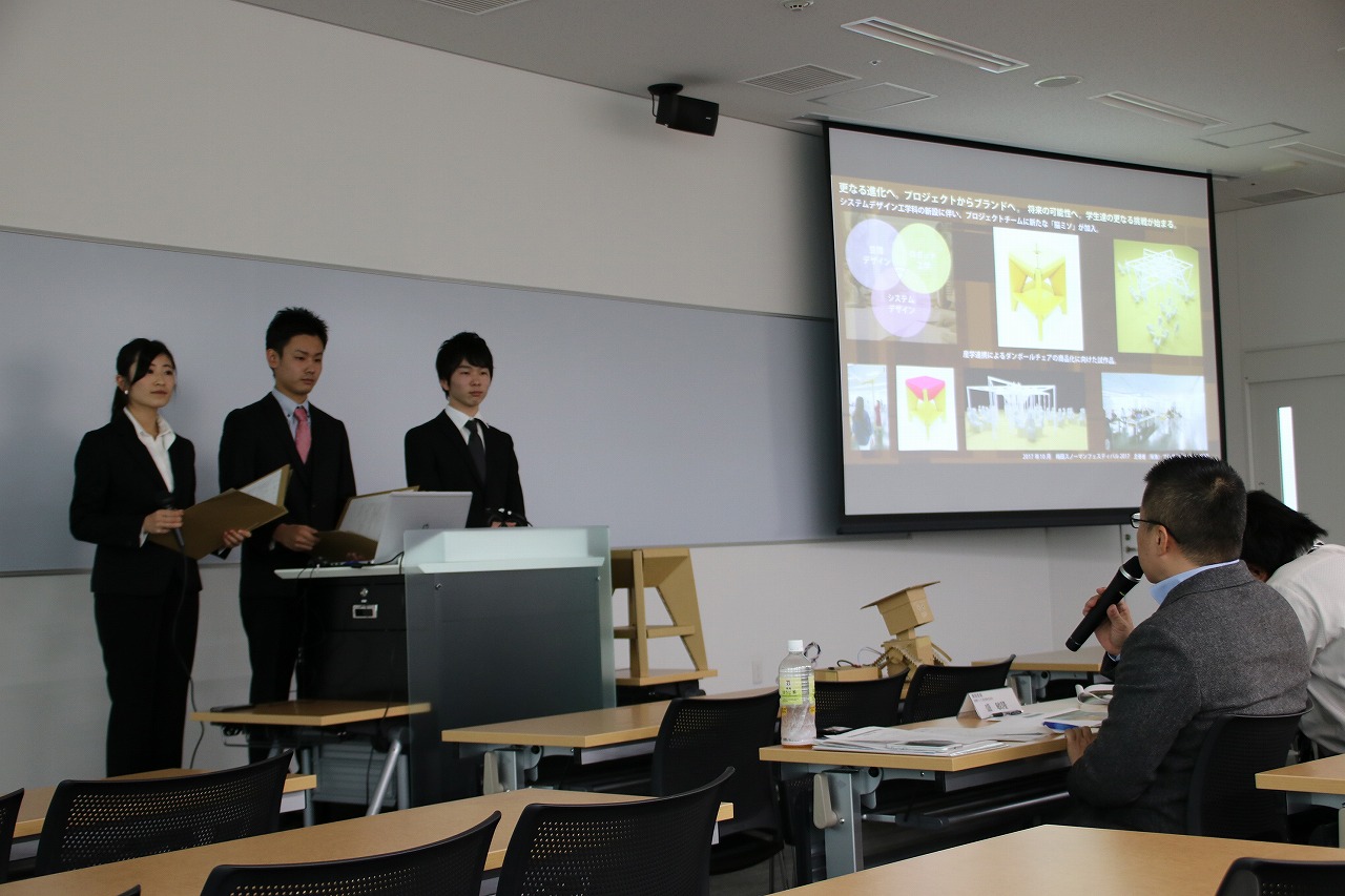審査員からの質疑に答えるロボティクス＆デザイン工学部チーム（左から古川さん、小元さん、奥村さん）