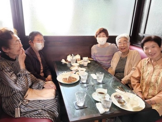 (写真1)利用者の交流の場として毎月開催されているカフェ。知らない人同士が仲良くなるきっかけになっている