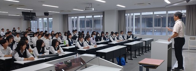 閉会の言葉。環境工学科学科長髙山より