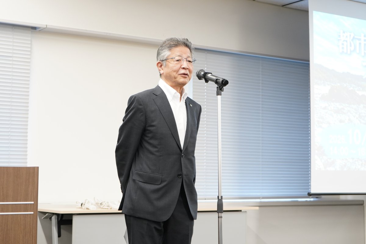 開会挨拶をする井上晋学長