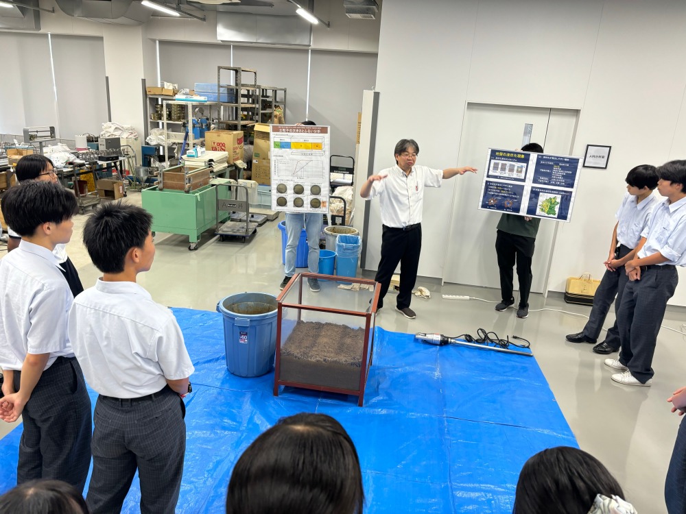 生命工学科「私たちの体の中では電気信号が飛びかっている」