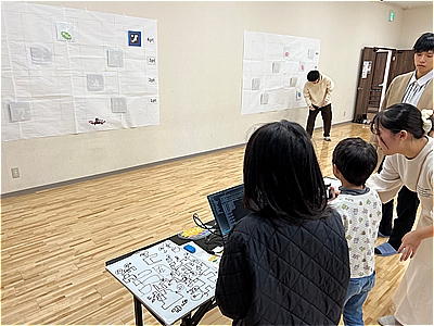 学生のサポートを受け高得点ルートを考える子供ら