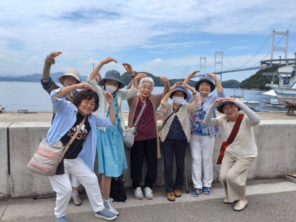 「おすそわけ交通」の運行により、気軽に出掛けられるようになった利用者は心の幸福度がアップ。知り合った仲間同士で意気投合して日帰り旅行まで実現させている