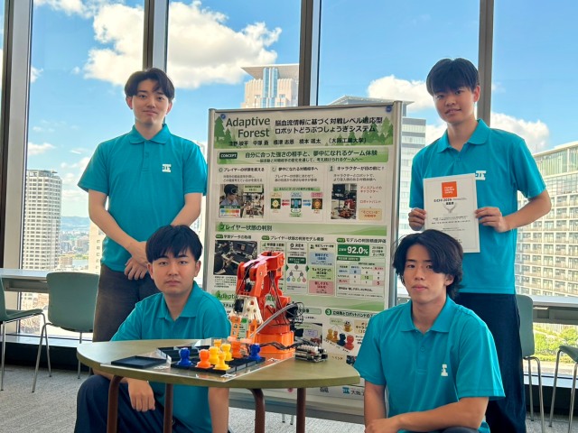 学生コンテスト「SICHI」で奨励賞を受賞した4人と作品「Adaptive Forest」