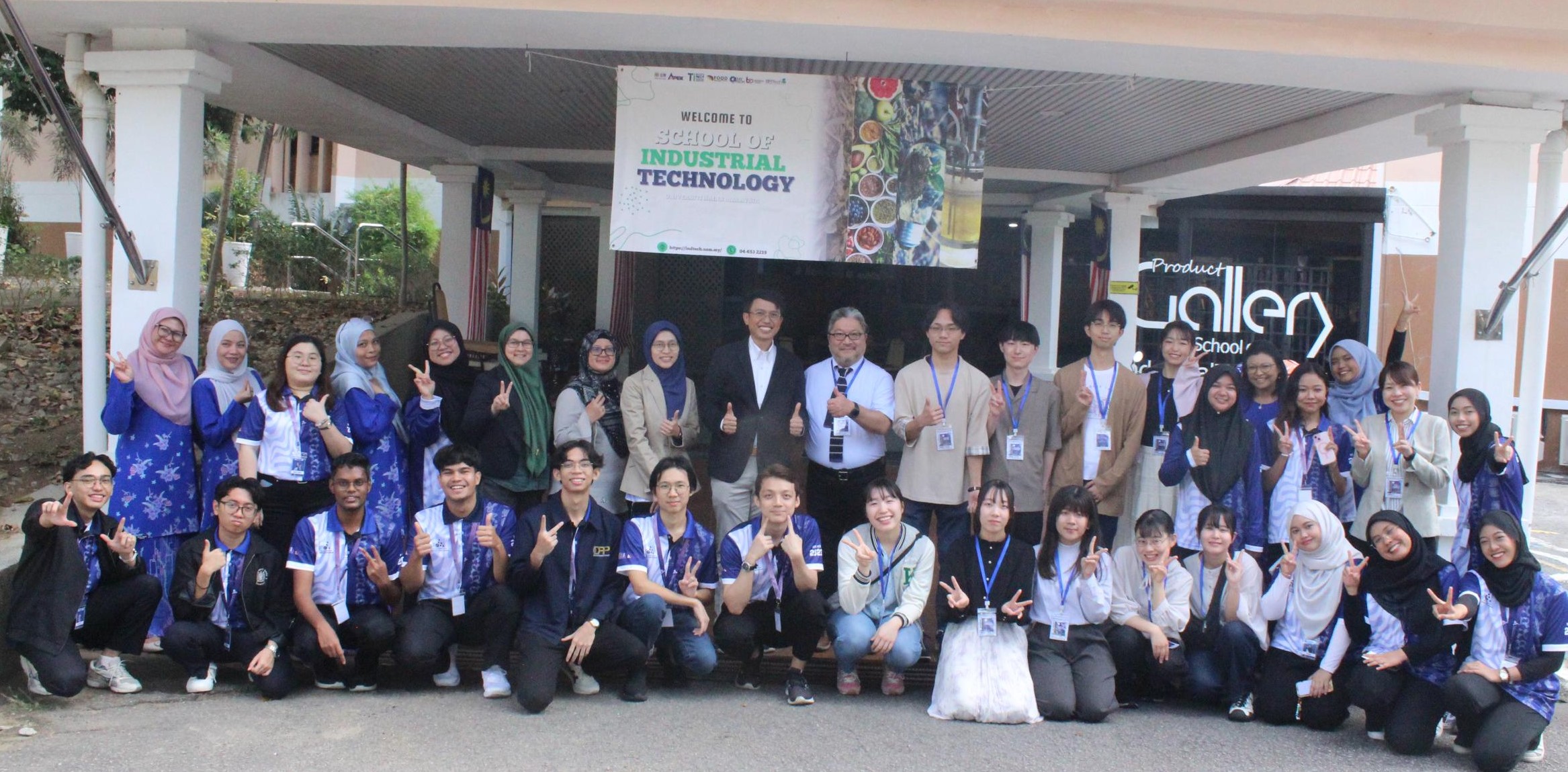 マレーシアサインズ大学School of Industrial Technologyとの集合写真
