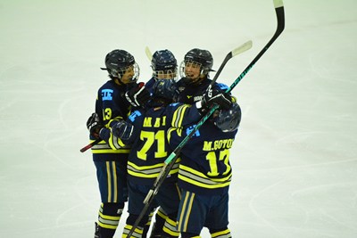 琉球大学戦で得点し喜ぶ選手ら