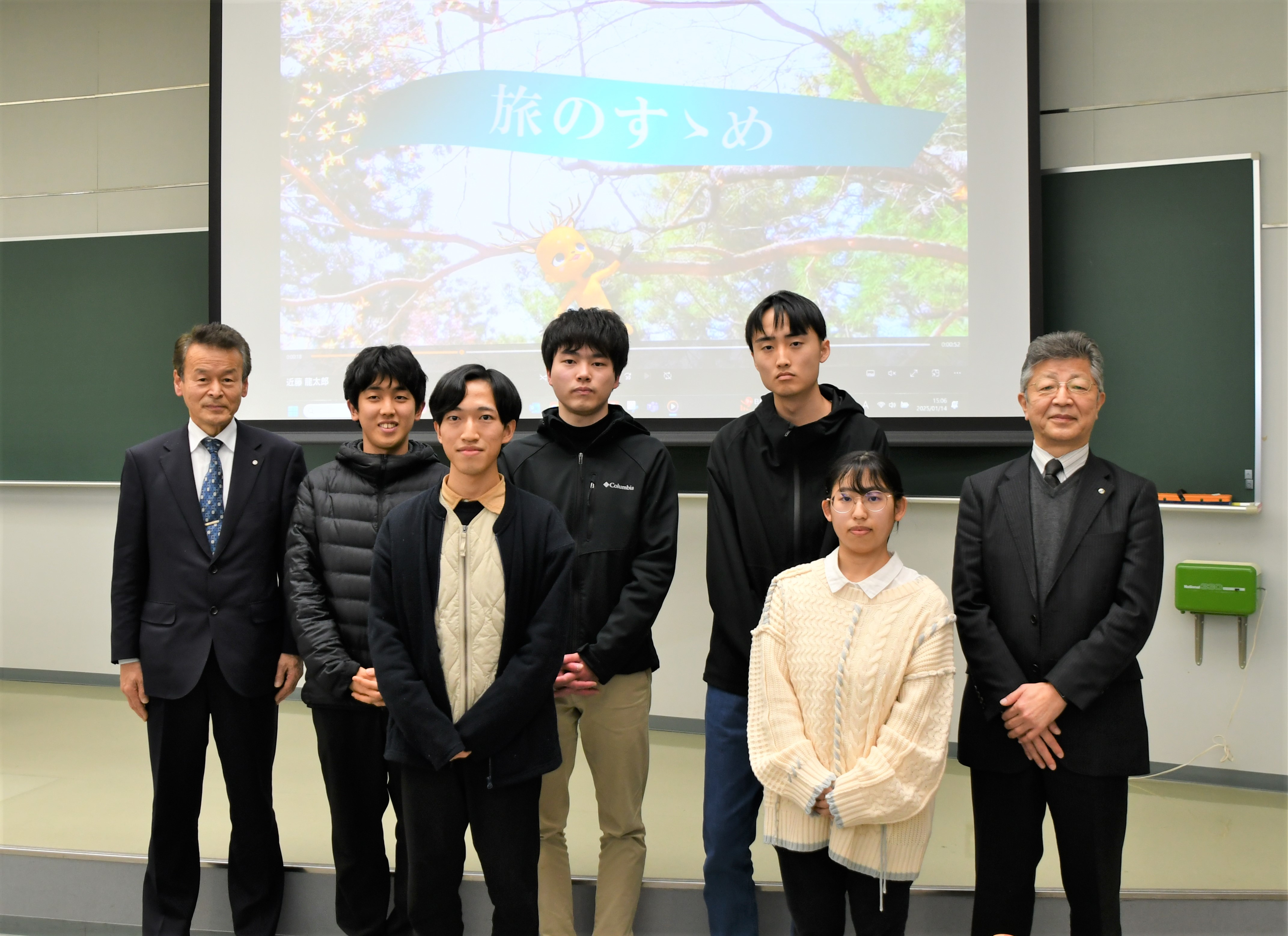 （左から）泉谷村長、受賞した学生、井上学長