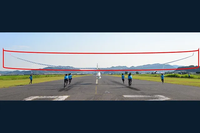 上反角を持つ長い主翼の人力飛行機
