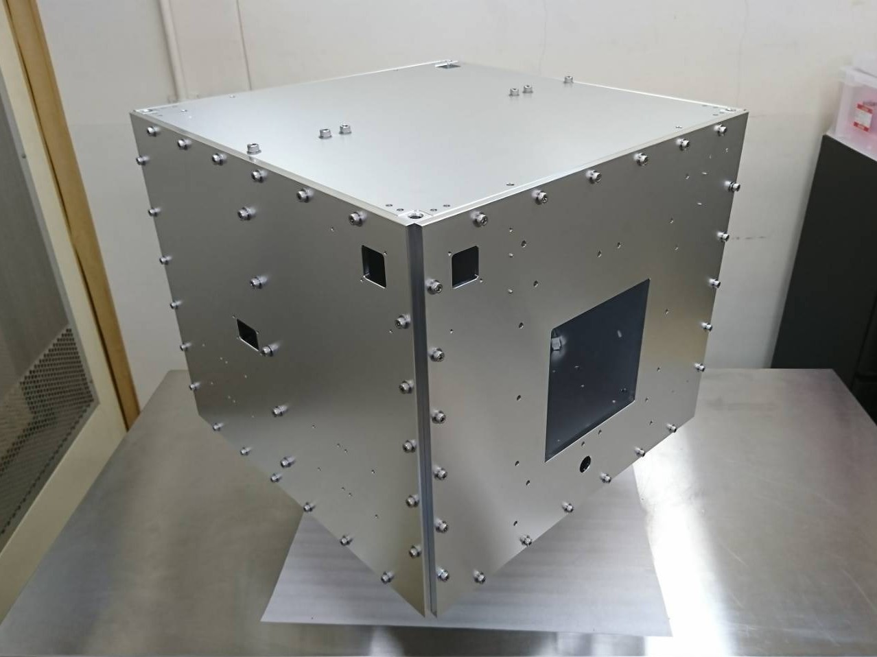 小型人工衛星の汎用コンピュータを用いた制御
